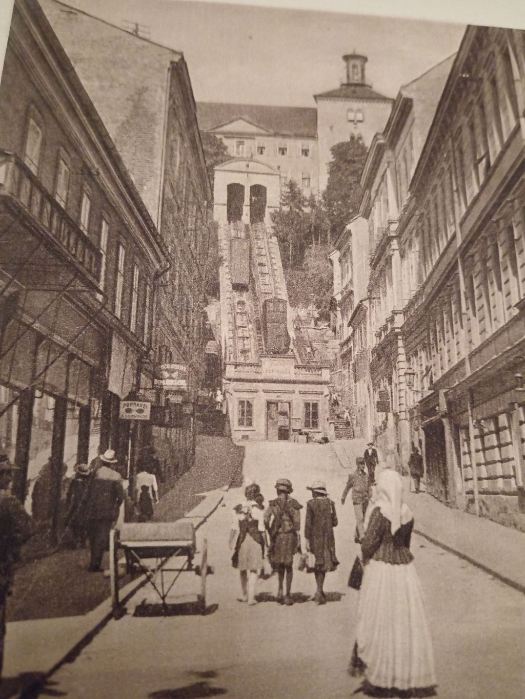 Uspinjača, tj. parna željeznica na željeznim užadima. Vodi iz donjega u gornji grad, na Strossmayerovo šetalište (fotografija lz 1922 g. A. Reiss i J. Čaklović)